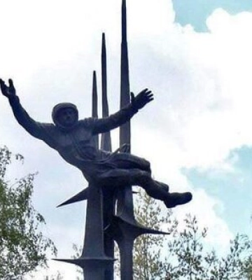 Во Львове демонтируют памятник советской космонавтке. ФОТО