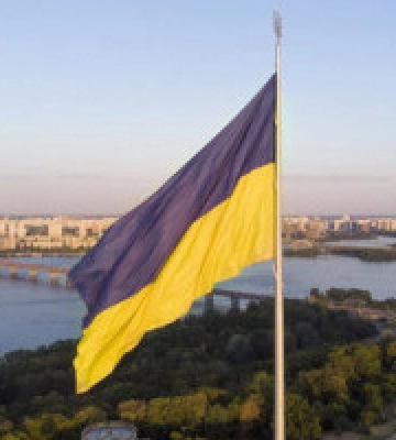 На київських схилах через погодні умови приспустять найбільший прапор країни