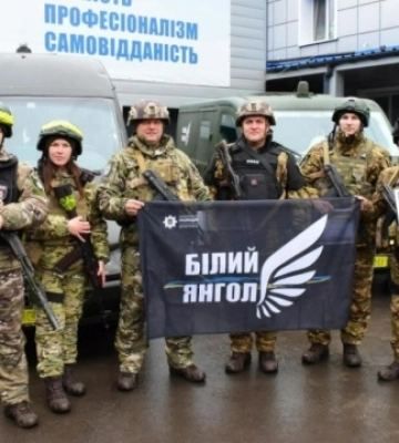 «Білі янголи» вивезли із села під Авдіївкою останніх цивільних