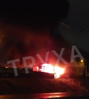 У Києві масштабна пожежа на СТО
