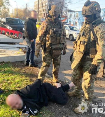 У Дніпрі двоє братів кинули у містянина гранату через борг. З’явилось відео