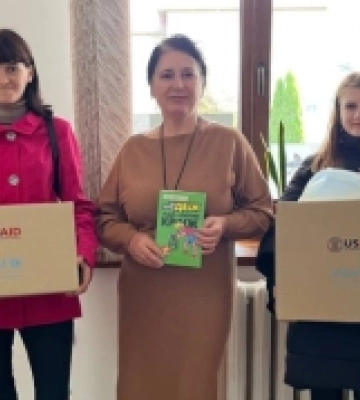 Діти з двох сімей Криничненської громади отримали набори зимового одягу та взуття