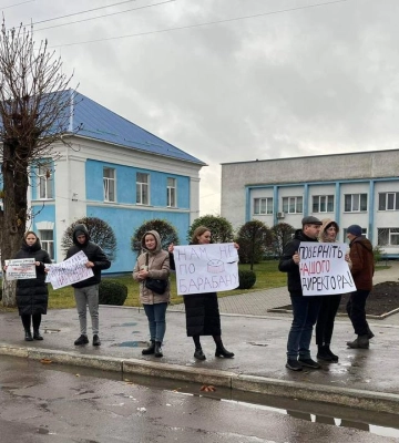 Скандал на Волині триває: педагоги сільського ліцею продовжують мітингувати проти нової директорки