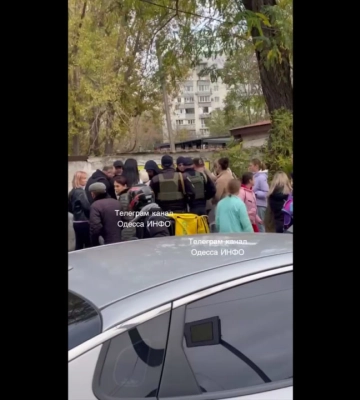 Надели наручники и затащили в бус: в Одессе работники ТЦК жестко &quot;мобилизовали&quot; мужчину (видео)