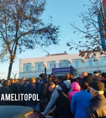 Уже два месяца не удается попасть в МРЕО – в Мелитополе автолюбители жалуются на адскую жизнь в очередях (фото, видео)