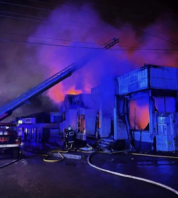 В Умані гасили пожежу магазину 17 рятувальників (ФОТО)