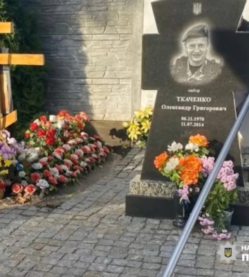 У Сумах затримали чоловіка, який зірвав прапори з могил захисників України