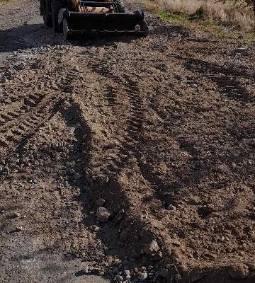 В Одеській області жителі самотужки ремонтують проблемну дорогу