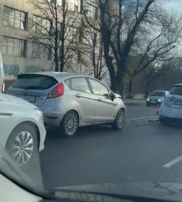 У Луцьку біля Ковельського мосту зіткнулось три авто. Відео