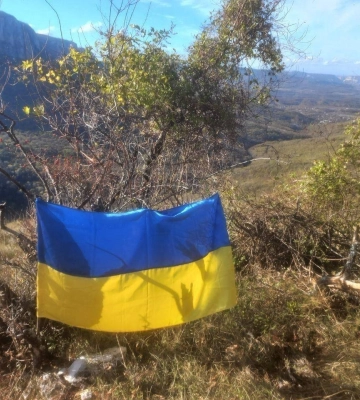 На вершині Криму підняли великий прапор України