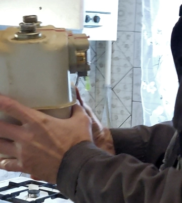 «Несподіванка» від сусіда: у будинку в Харкові замість газу потекла вода