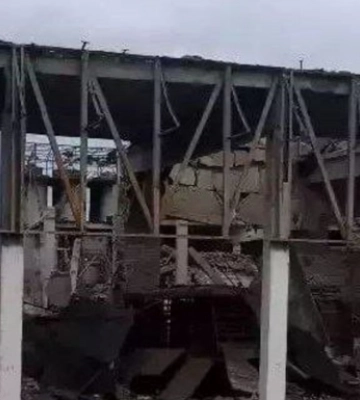 Наслідки авіаудару рф по Бериславу: Влучили у підприємство, знищено один із цехів. ФОТОрепортаж
