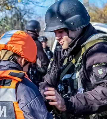 Во время эвакуации «Белые ангелы» используют для детей специальные бронежилеты, разработанные во Львовской области