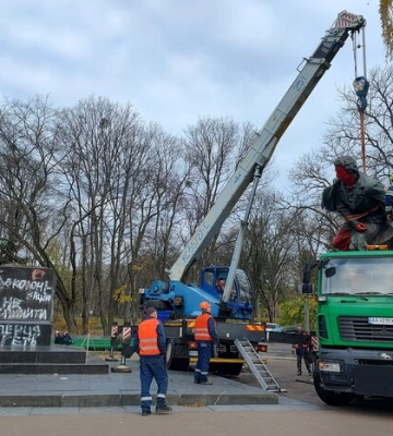 У Києві комунальники демонтували пам&#039;ятник Пушкіну (фото, відео)