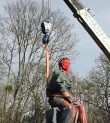 У Києві демонтували пам’ятник Олександру Пушкіну, фото та відео