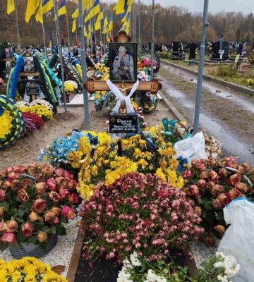 Не минуло й місяця після загибелі: на Волині невідомі вкрали три вінки і вишитий мамою рушник з могили Героя