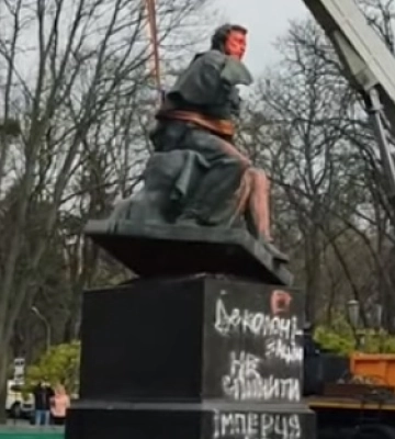 Появилось видео, как в Киеве снесли памятник Пушкину