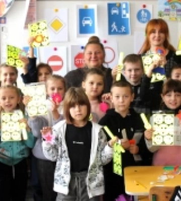Сервісні центри МВС в Рівненській області разом з учнями Великоолексинського ліцею виготовляли флікери