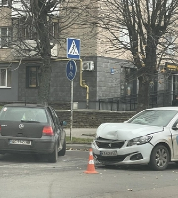 У Луцьку на Відродження – аварія за участю таксі Uklon 