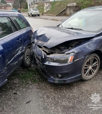 У Кропивницькому зіткнулися Opel та Mitsubishi