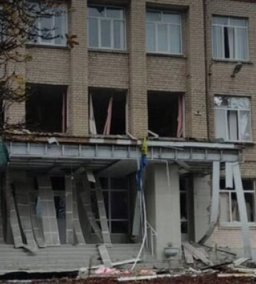 рф обстрілює передмістя Херсона, пошкоджено заклад освіти, виникла пожежа. ФОТО (оновлено)