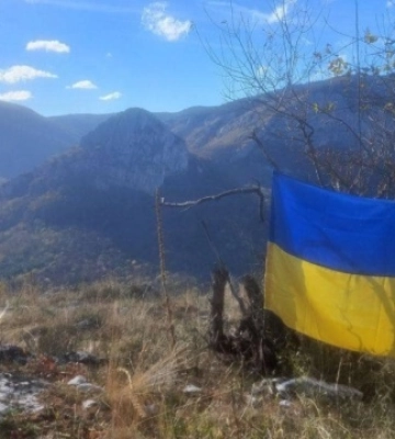 Активісти підняли український прапор на горі у Криму