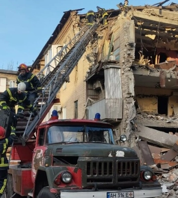 Удар по Селидовому: під завалами багатоповерхівки перебуває ще четверо людей