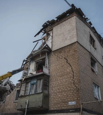 Удар по Селидовому: рятувальники деблокували з-під завалів тіло другої жертви. ФОТОрепортаж