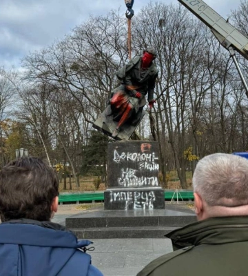 &quot;Пушкин - все&quot;: в Киеве демонтировали памятник российскому поэту (видео)