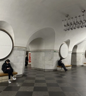На станції метро &quot;Вокзальна&quot; в Києві маскують радянські щити. ФОТОрепортаж