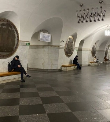 На стінах станції метро &quot;Вокзальна&quot; в Києві закривають комуністичну символіку