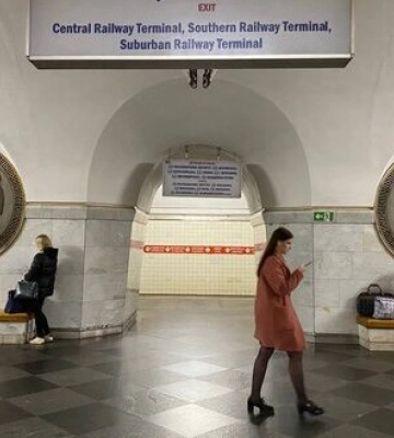 На станції метро &quot;Вокзальна&quot; в Києві маскують радянські щити. ФОТОрепортаж
