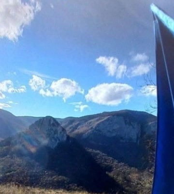 Активісти Жовтої стрічки підняли прапор України на горі в Криму