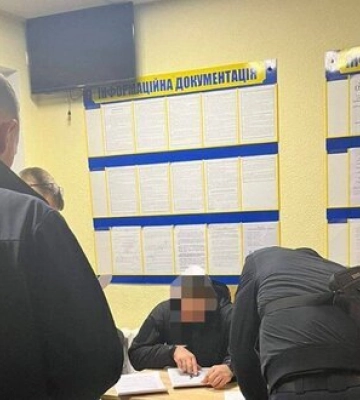 Працівники ТЦК та правоохоронці жорстко затримали чоловіка за відмову від одержання повістки в Одесі: ДБР проводить&amp;hellip;