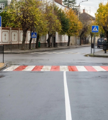 На відремонтованій ділянці вулиці Кармелюка у Чернівцях нанесли дорожню розмітку