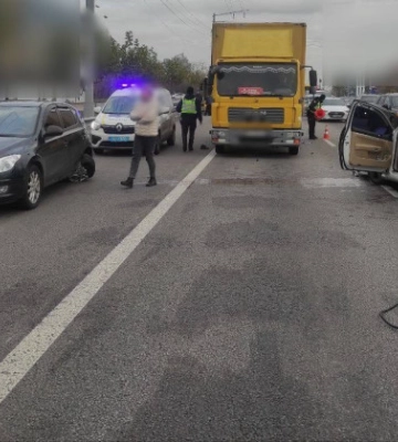 В Киеве из-за ДТП затруднено движение транспорта от Северного моста в направлении метро «Почайна»