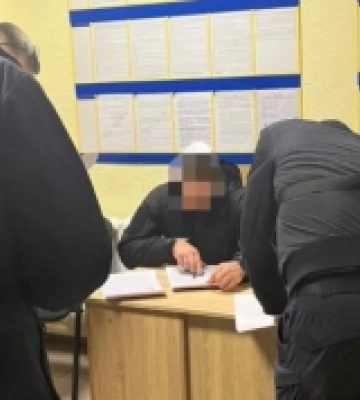 В Одесі працівники військкомату одягли кайданки на чоловіка та силоміць заштовхали до авто: інцидент розслідує ДБР