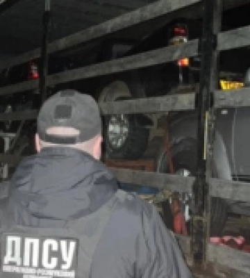 Львівські прикордонники вилучили позашляховики, які завозили під виглядом гуманітарки
