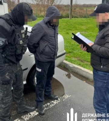 Допомагав ухилянтам виїхати за кордон: на хабарі викрили посадовця одного з райвідділів поліції Волині