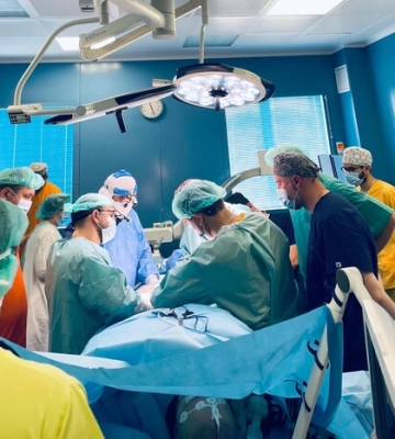 Лікарі у Львові провели унікальну операцію: пришили ногу задом наперед 