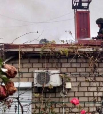 Оккупанты обстреляли пригород Херсона, загорелся жилой дом