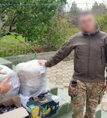 Мешканці модульного містечка у Львові передали воїнам ЗСУ маскувальні сітки та окопні свічки