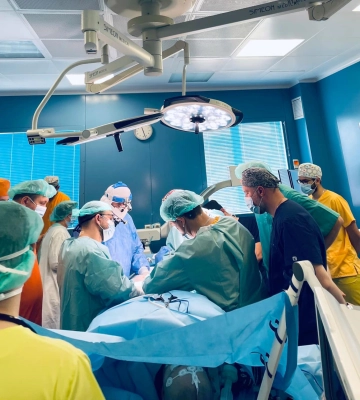 Онкохворій дівчині з Прикарпаття видалили коліно та пришили ногу задом наперед