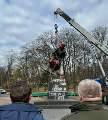 В Киеве демонтировали памятник Пушкину — фото