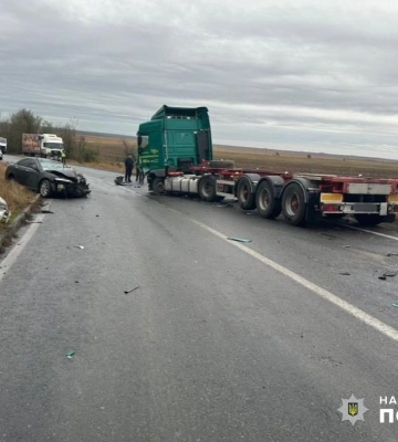 Постраждала подружня пара: на трасі Одеса-Рені легковик влетів під вантажівку, - ФОТО