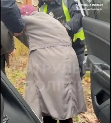 Упала возле своего разбитого дома. На Харьковщине копы спасли женщину (видео)