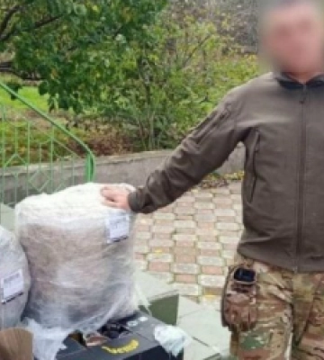 Мешканці львівського модульного містечка передали ЗСУ окопні свічки та маскувальні сітки