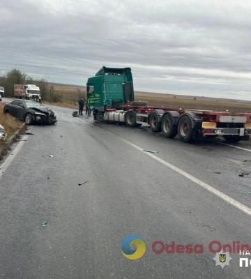 На трасі Одеса-Рені легковик виїхав на зустрічну смугу та врізався у фуру