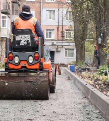 Комунальники Дніпра продовжують ремонтувати аварійні внутрішньоквартальні дороги