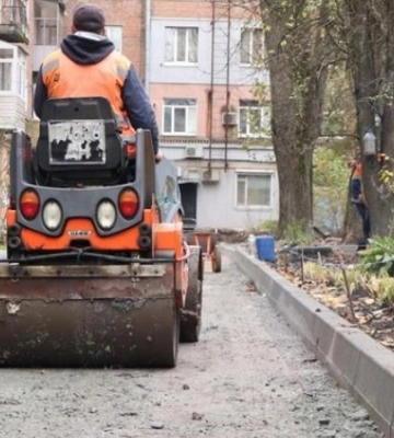 Чекали близько 30 років на оновлення: місцеві мешканці про довгоочікуваний ремонт внутрішньоквартальної дороги